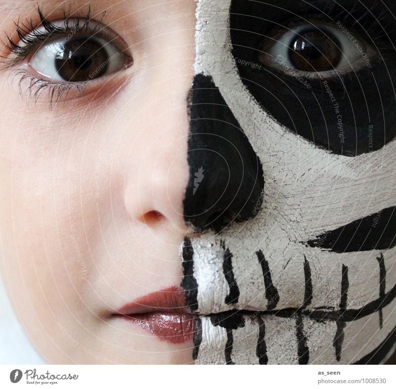 Dead or Alive Carnival Hallowe'en Parenting Feminine Girl Infancy Life Face Eyes 1 Human being 8 - 13 years Child Stage play Actor Skeleton Death Esthetic