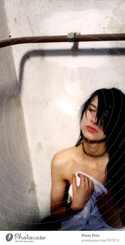 TO TAKE A BATH ::::. Shirt Woman Wall (building) Beautiful Thin Healthy Uniqueness Dark Dark-haired Green Lips Sweet Red Hand Long Portrait photograph Sharp