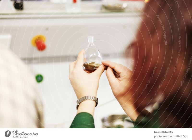 bottle show Feminine Woman Adults Female senior Hand 1 Human being Observe Chemistry Lessons Glassbottle Indicate Investigate Sample Mix Teacher