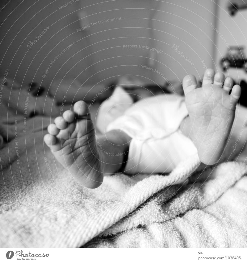E.T. fell over. Masculine Child Baby Toddler Family & Relations Infancy Feet To enjoy Fight Love Lie Sleep Cry Curiosity Cute Joy Happy Joie de vivre (Vitality)