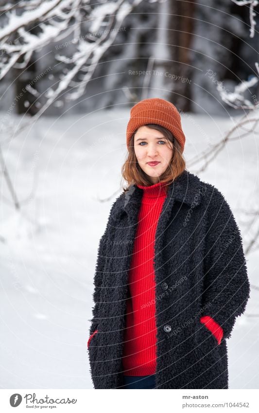 Hier bin ich Elegant Winter Snow Feminine Girl Young woman Youth (Young adults) Woman Adults 1 Human being 18 - 30 years Ice Frost Tree Forest Cap Brunette