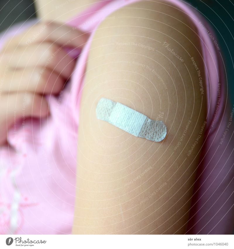 children's vaccination Healthy Health care Feminine Child Girl Infancy Upper arm 1 Human being Immunization Foresight Adhesive plaster Risk of infection