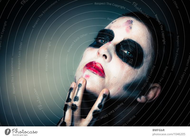 Dirty Death Make-up Hallowe'en Woman Adults Face Eyes Hand Fingers 1 Human being Creepy Emotions Vice Might Passion Eroticism Desire Lust Sex Lovesickness Pain