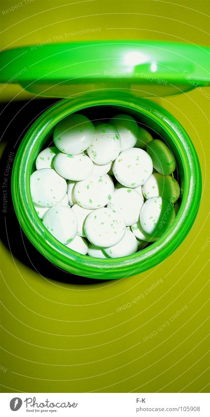 The green pill Candy Intoxicant Medication Table Tin Green Colour Chewing gum Dragee Placebo mentos Bad breath Fresh Citrus Gully Pill Close-up