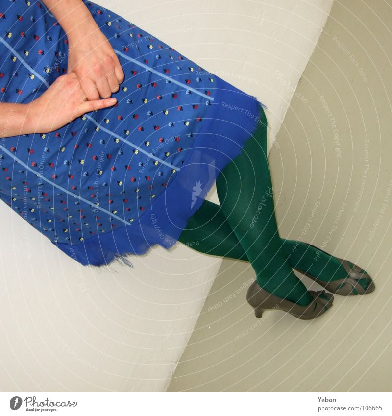 vernissage ... Art Visitor Diagonal Woman Vernissage Dress Blue Timidity Wait Tights Green Hand Sheepish High heels Legs