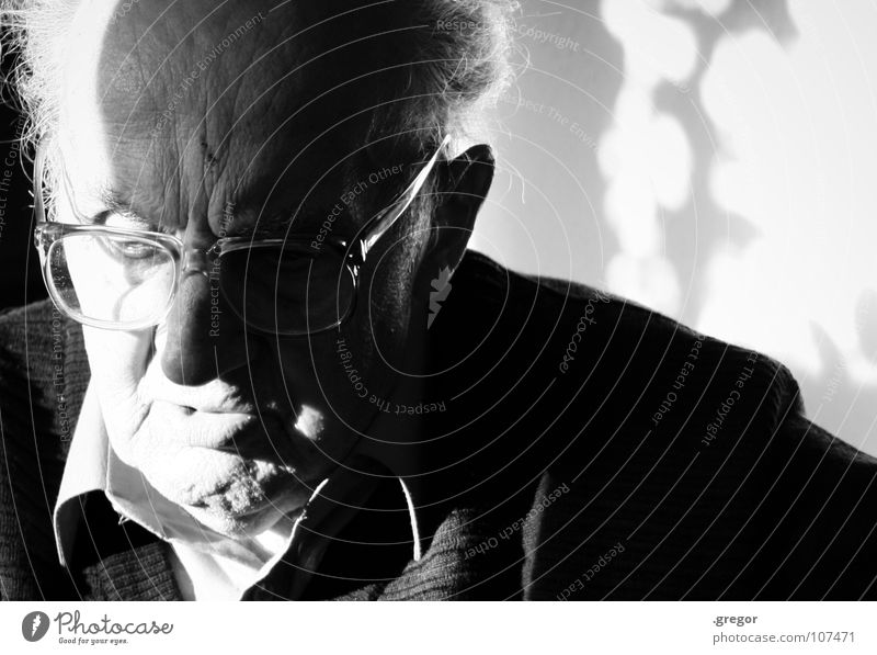 portrait of an old man Grandfather Calm To be silent Rest Thought Remember Memory Think Doomed Go under Wisdom Smart Time Old Frustration Transience Light