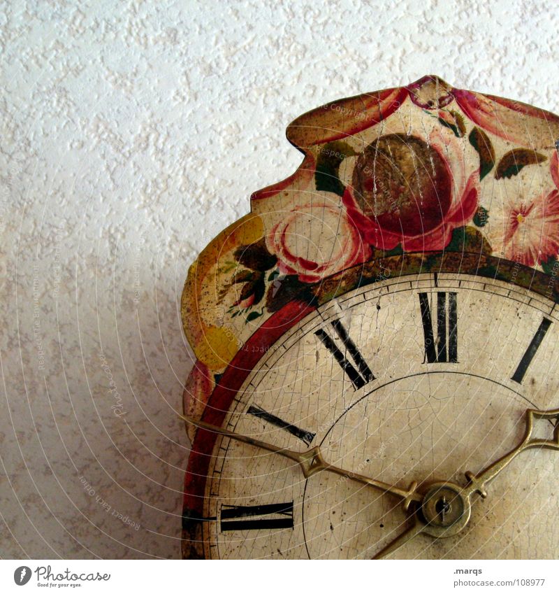 Clock.old Wall (building) Wall clock Digits and numbers Clock face Wood Hang Graven Antique Ancient Time Analog Round Flower Pattern Ravages of time