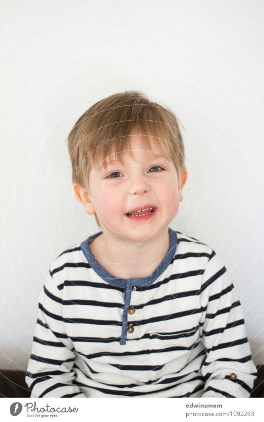 Hair off Masculine Child Boy (child) Infancy Face 1 Human being 3 - 8 years Hair and hairstyles Blonde Short-haired Smiling Looking Sit To talk Happiness Bright