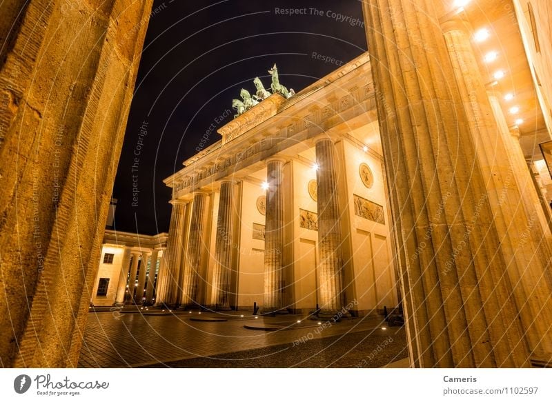Brandenburger Tor Small Town Capital city Downtown Gate Architecture Tourist Attraction Monument Brandenburg Gate Vacation & Travel Freedom Peace War Crisis