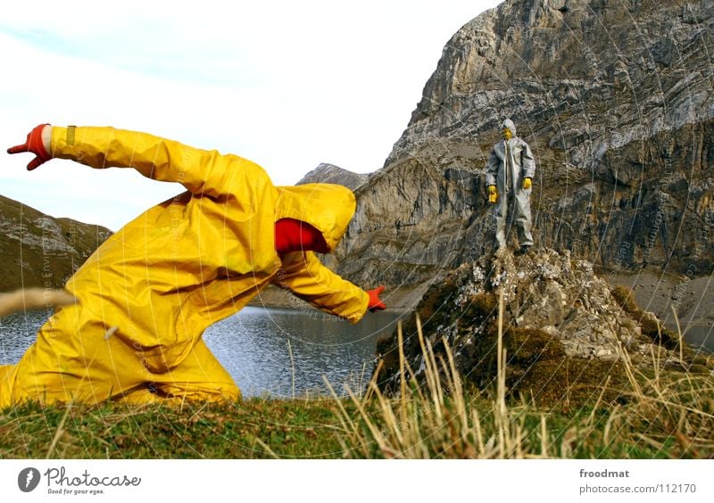 &lt;font color="#ffff00"&gt;-=grau™=- sync:ßÇÈâÈâ Gray Yellow Jug Switzerland Stupid Lake Clouds Suit Art Action Performance art Communicate Alps Joy Water