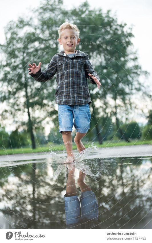 water features Joy Healthy Leisure and hobbies Playing Children's game Garden Playground Human being Masculine Boy (child) Infancy Life 1 3 - 8 years Nature