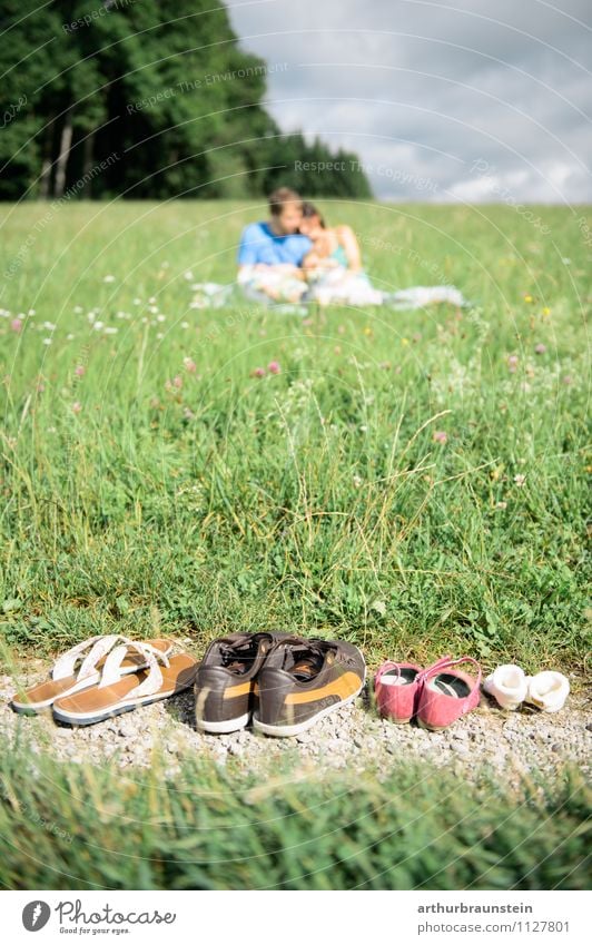 Picnic in the sun Happy Leisure and hobbies Trip Freedom Human being Masculine Feminine Child Girl Young woman Youth (Young adults) Young man Parents Adults