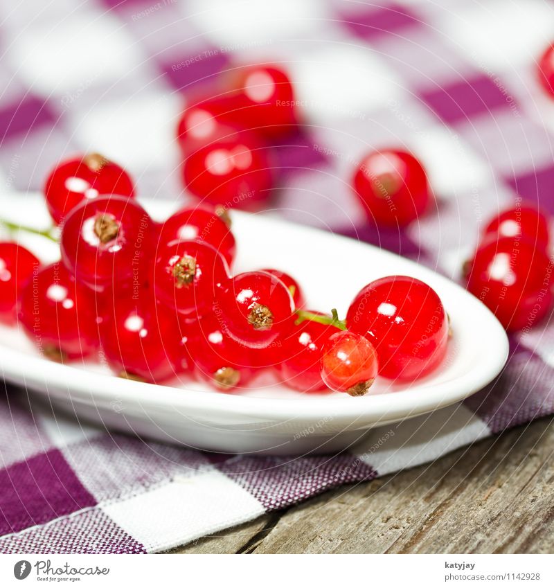 currants Redcurrant Berries Berry bushes Dessert Nutrition Healthy Eating Dish Food photograph Wood Wooden table Table Fruit Garden fruit Green Mixture