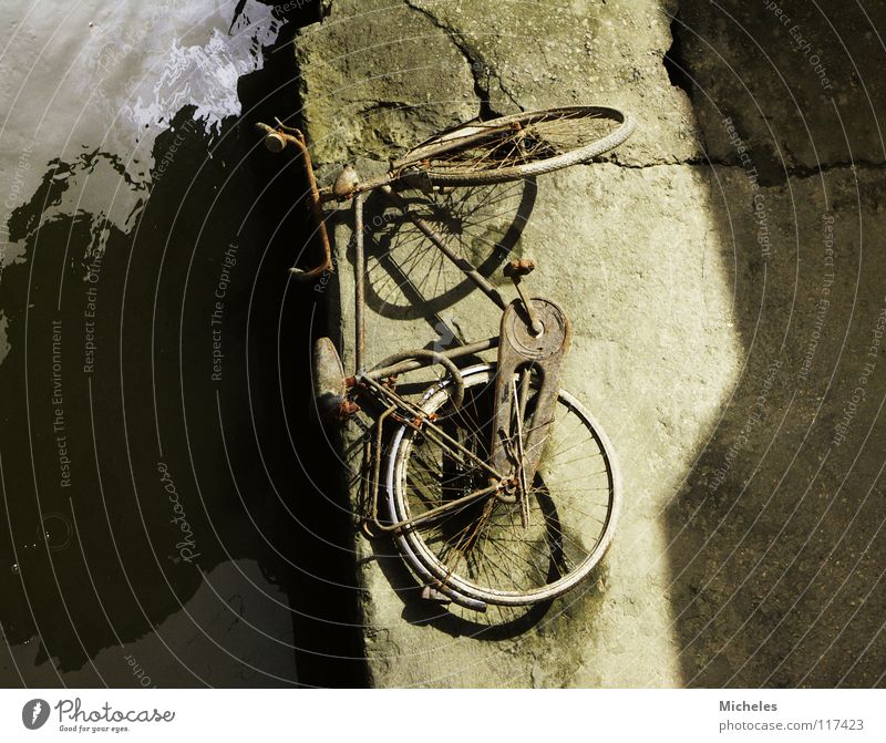 Italy Bicycle Scrap metal Leisure and hobbies River Shadow Water brick wall