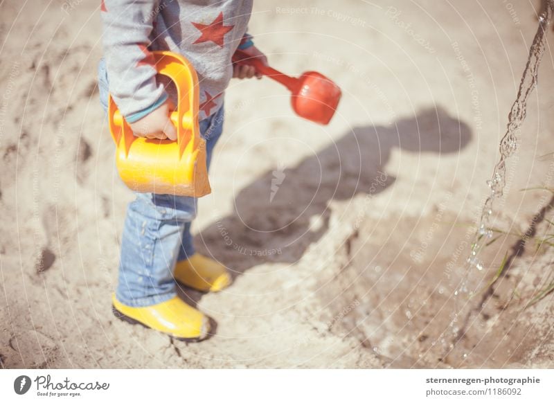 construction worker Child Toddler Girl Boy (child) Parents Adults 1 Human being 1 - 3 years 3 - 8 years Infancy Playground Sand Sand cake Shovel Playing