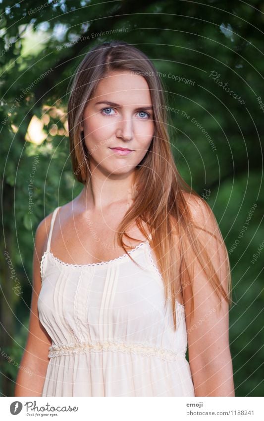 earnestness Feminine Young woman Youth (Young adults) 1 Human being 18 - 30 years Adults Brunette Long-haired Beautiful Earnest Colour photo Exterior shot Day