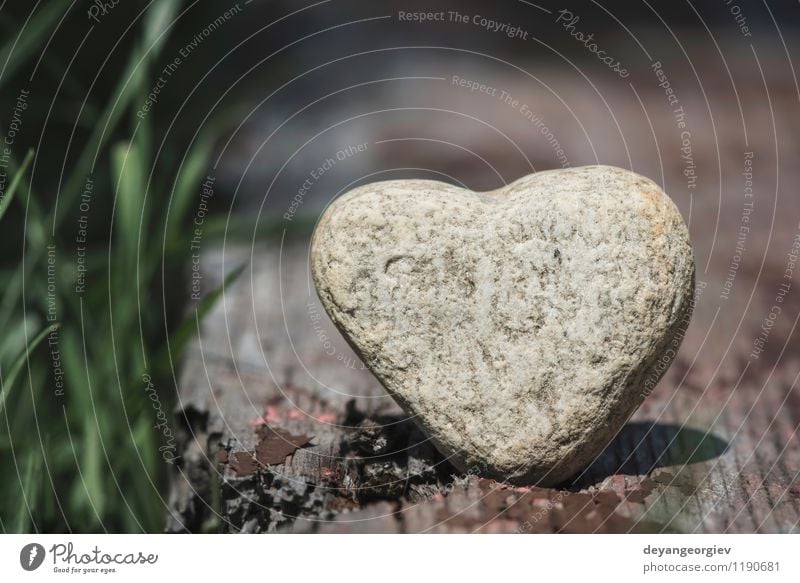 Просто будь камнем. Каменное сердце. Камень в форме сердца. Сердце из камня. На Камне любви.