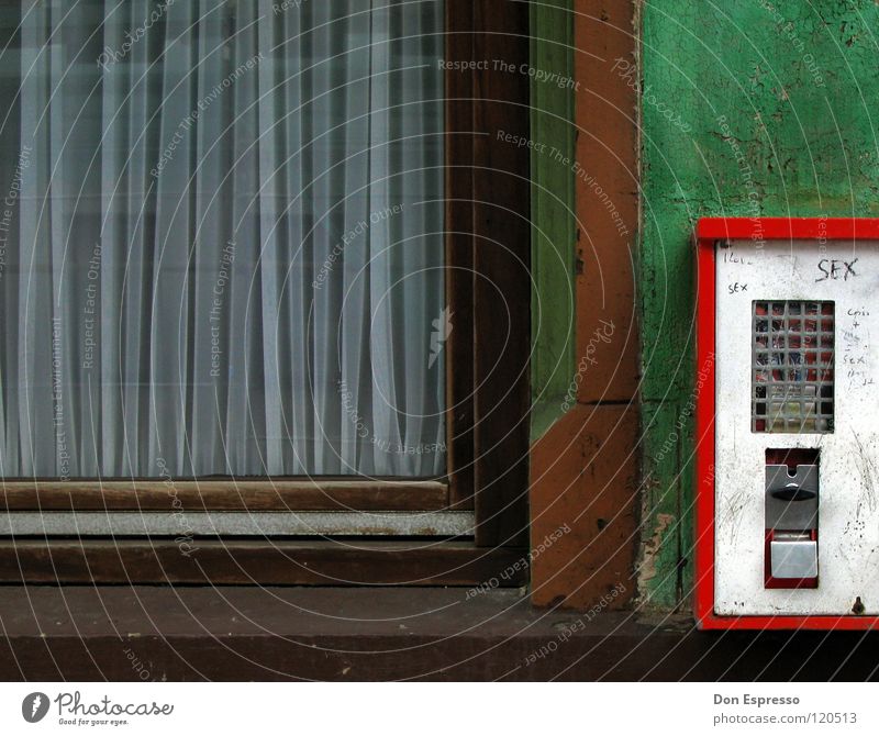 1-Groschen-Job (+Sex) Chewing gum Gumball machine Vending machine House (Residential Structure) Wall (building) Facade Window Window pane Green Derelict