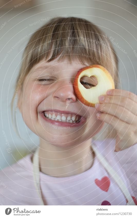 I like apples. Fruit Apple Human being Feminine Child Girl Infancy 1 3 - 8 years To hold on Smiling Laughter Looking Brash Friendliness Happiness Fresh Funny