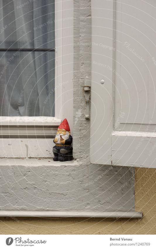 ô 1 Human being Kitsch Garden gnome Window board Shutter Cap Cute Sit Decoration Red Curtain Statue Gray City life Old Facial hair Colour photo Exterior shot