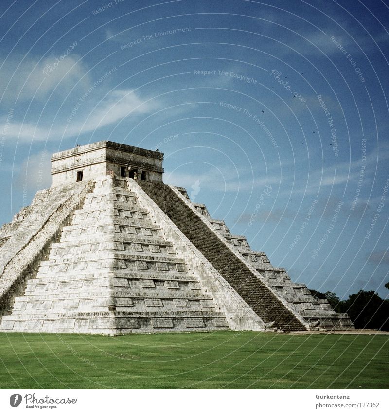Chichén Itzá Chichen Itza Maya Temple Native Americans Central America Steep Green Mexico House of worship Landmark Monument Pyramid Sky Stone Lawn Old