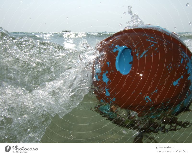 white water Flash photo Sunlight Leisure and hobbies Ocean Waves Ball Water Drops of water Watercraft Sphere Wet Dynamics Inject Buoy Bowling ball Force