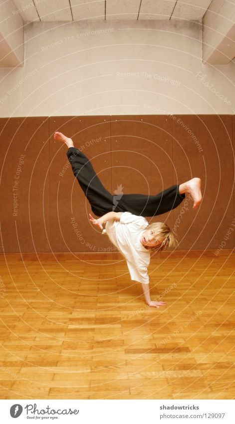 Funky acrobatics in a cruise ship Capoeira Portrait photograph Karate Chinese martial art Kick Hair and hairstyles Style Sports Gymnasium Acrobatics Flexible