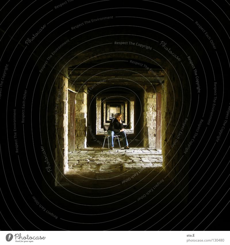 U Fellow Man Masculine Posture Stand Dark Cellar Deep Light Far-off places Wall (barrier) Wall (building) Decline Historic Pattern Black Yellow Square Seating