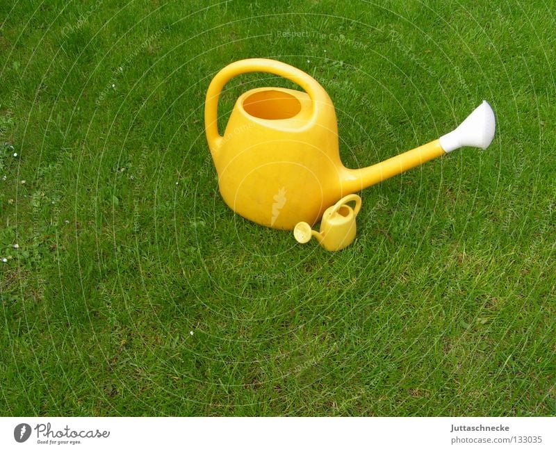 Father and Son Jug Watering can Green Yellow Meadow Grass Cast Gardener Gardening Toys Growth Wet Small Large Cuddling Protection Protector Safety Craft (trade)
