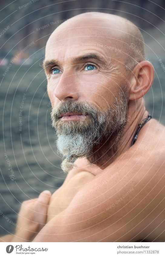 a day on the beach Man Adults 1 Human being 45 - 60 years Bald or shaved head Beard Looking Sit Cool (slang) Friendliness Positive Eroticism Contentment