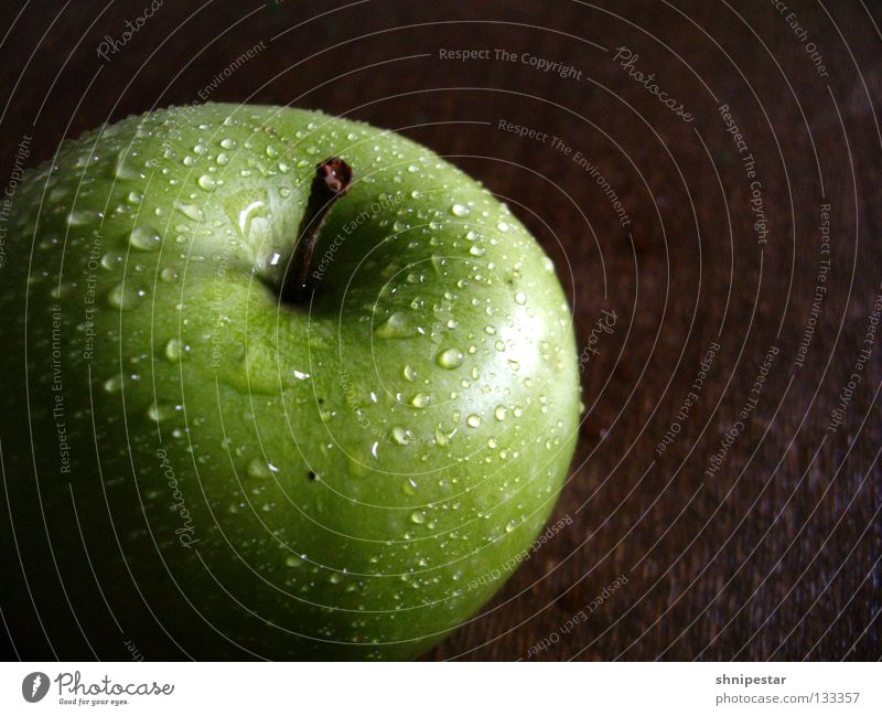 The apple Brown Green Wood Light Healthy Eating Leisure and hobbies Water Fruit Macro (Extreme close-up) Close-up Apple Drops of water Partially visible Stalk
