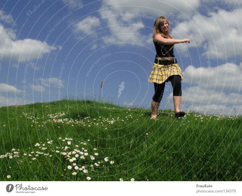 Giant in Tubbieland Sunbeam To enjoy Meadow Clouds White Green Flower Daisy Dandelion Hill Summer Seasons Pearl Pearl necklace Mini skirt Top Yellow Sky Moody
