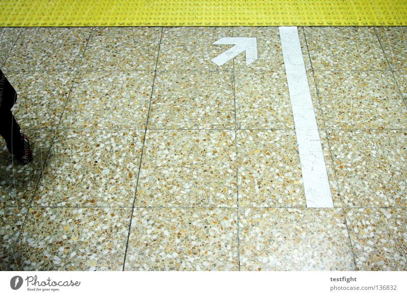arrow Underground Town Movement Flow London Underground Train station Stand Wait Floor covering Arrow Signs and labeling Illustration graphic Line Beijing China