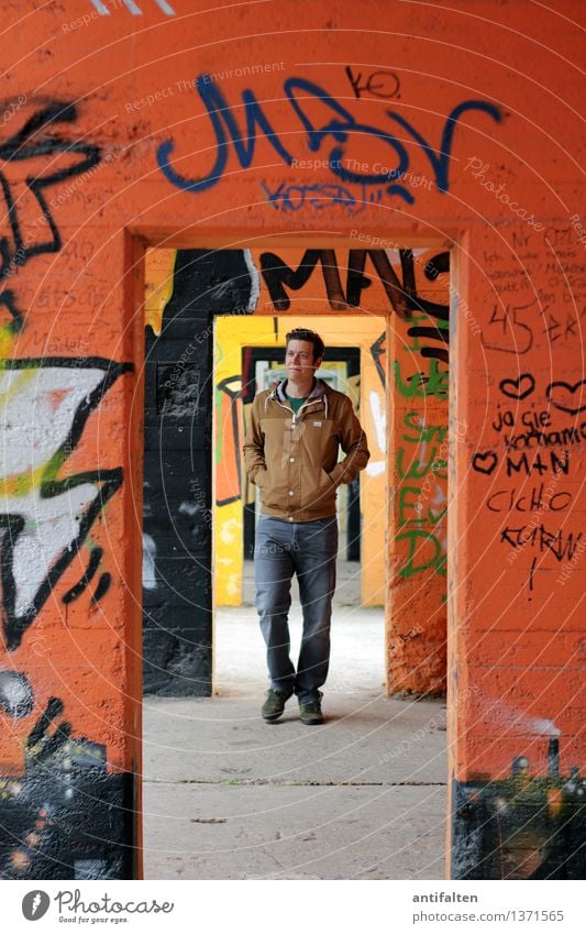 Does not run properly round Design Trip Masculine Man Adults Partner Life Body Legs Feet 1 Human being 30 - 45 years Graffiti Spray Duisburg Wall (barrier)