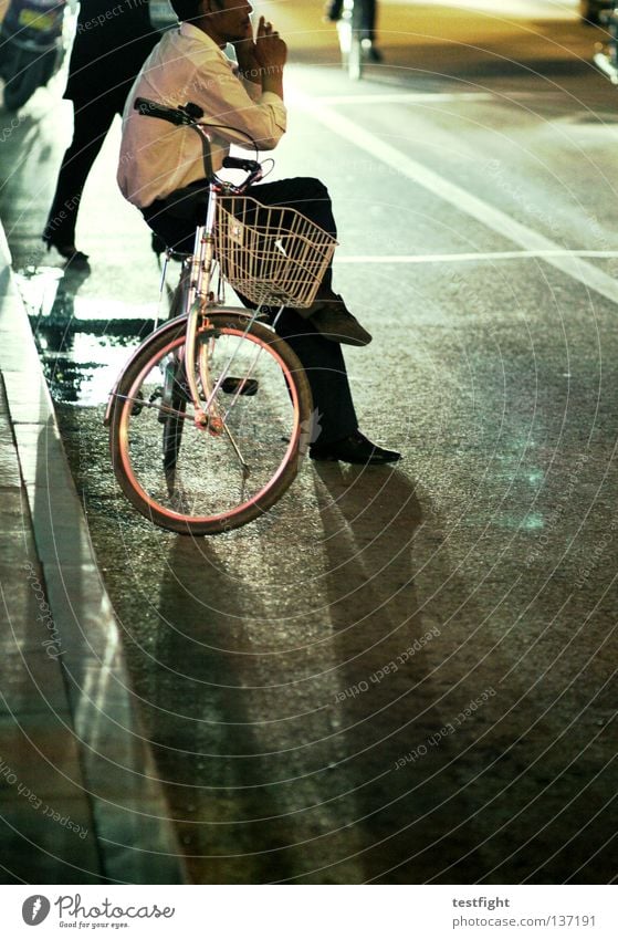 bicycle basket Bicycle Stand Easygoing Comfortable Uncomfortable Light Back-light Dangerous Recklessness Transport Dark Night Traffic infrastructure Sit Smoking