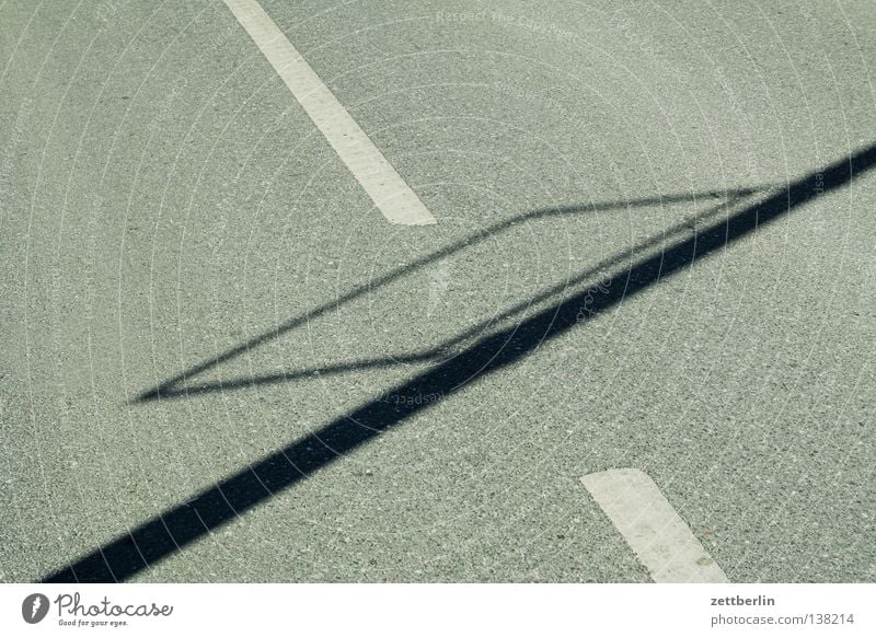 Shadow from no shield Asphalt Traffic lane Driving Lane markings Break Lamp Traffic infrastructure Transport Street as folded Signs and labeling Line