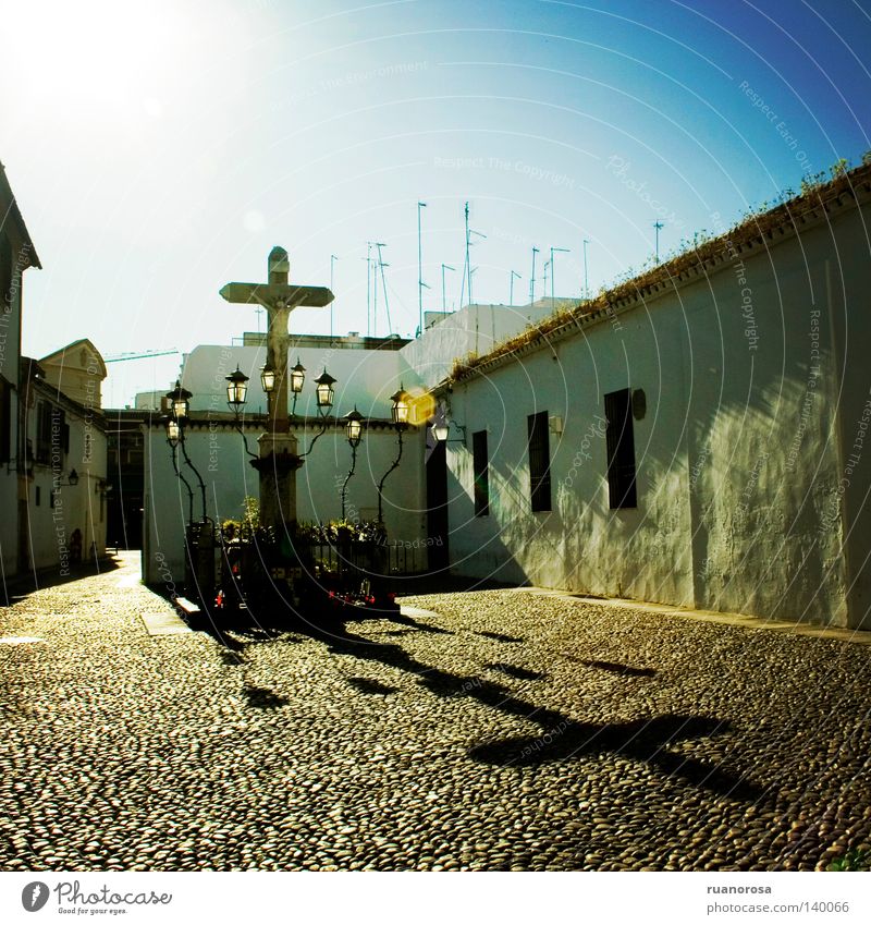 Capuchinos Sun Crucifix Field crucifix Street lighting Shadow House (Residential Structure) Wall (building) Historicism Antiquity Monument Tourism Cordoba