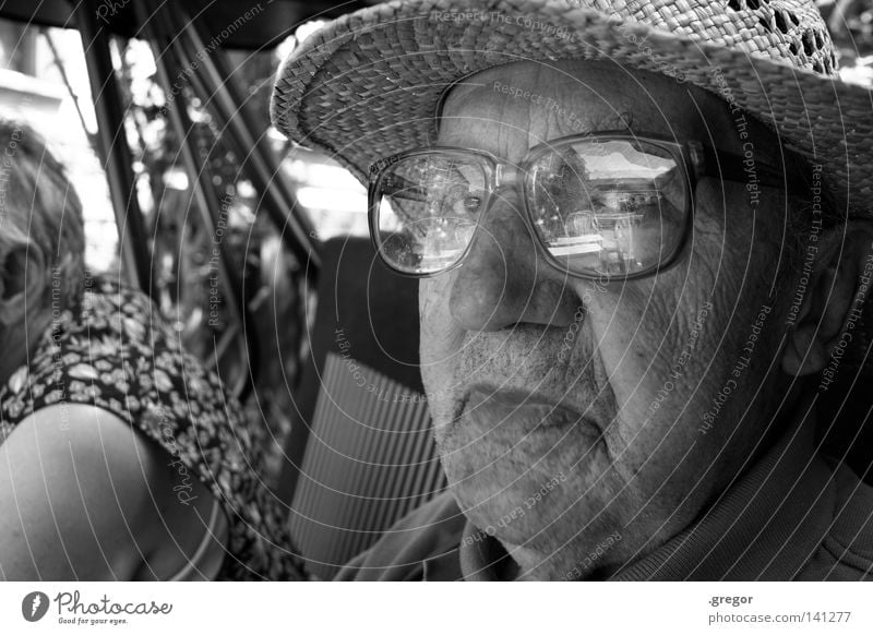 Wise Guy Grandfather Senior citizen Calm To be silent Rest Watchfulness Memory Wisdom Smart Old Transience Past Straw hat Eyeglasses Reflection Unfriendly Evil