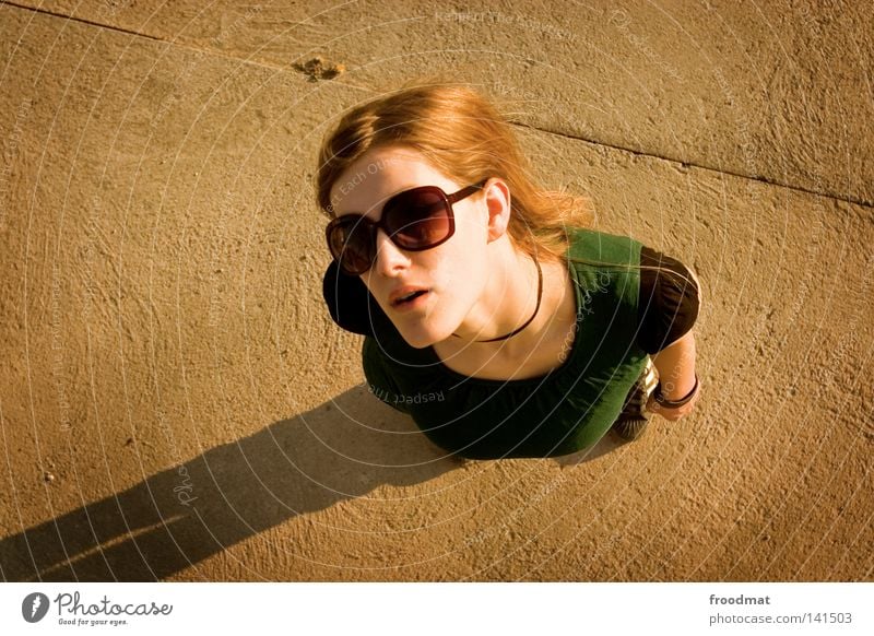 /oo Looking Sunglasses Shadow Woman Beautiful Cool (slang) Easygoing Style Summer Head Bird's-eye view Blonde Dress Green Brown Hot Physics Tar Small Large