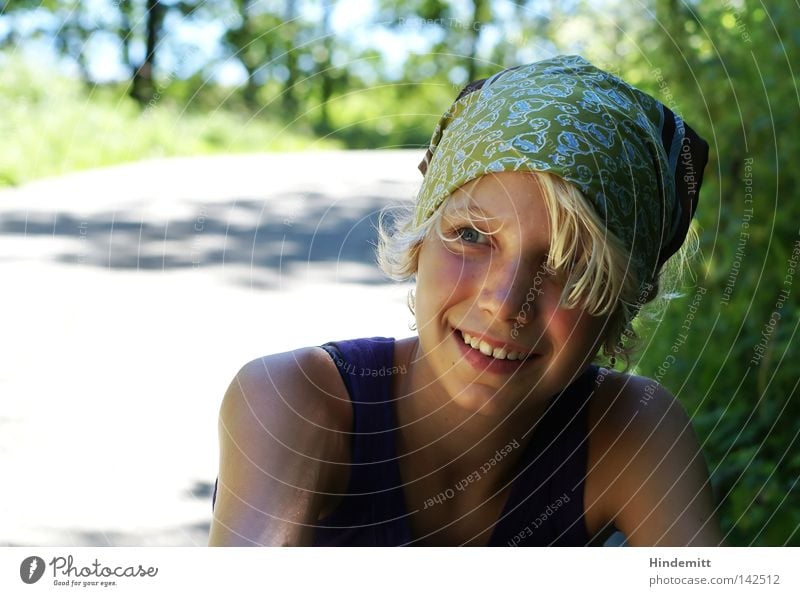 breather Girl Headscarf Hair and hairstyles Nose Eyes Teeth Laughter Upper arm Lanes & trails Tree Breathe Relaxation Break Wait Effort Happiness Beautiful