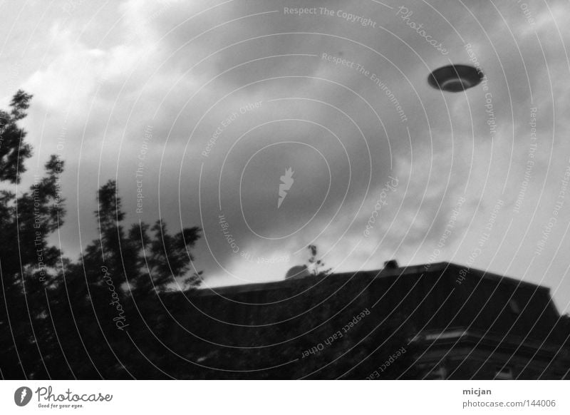 SPOTHNIIN UFO Stranger Foreign Flying Things Roof Building Black & white photo Gray scale value Monochrome Sky Saucer Unfamiliar Extraterrestrial being Looking