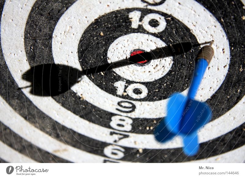 In and Out Darts Discus Dartboard Playing Round Past Circle 10 9 8 7 6 Strike Direct hit Black White Middle Minimal Gap Success Loser Thrashing Sporting event
