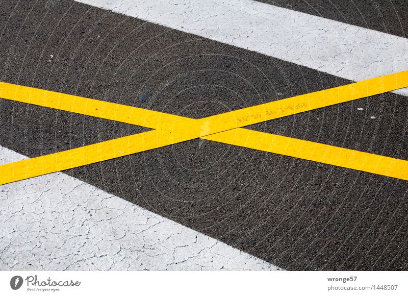 Cross and cross Transport Traffic infrastructure Street Road sign Sign Signs and labeling Crucifix Line Stripe Under Town Yellow Black White Marker line