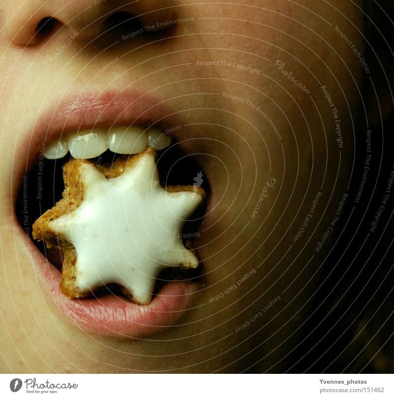 cinnamon star Christmas & Advent Star cinnamon biscuit Nutrition Cookie Mouth Lips Delicious Star (Symbol) Sweet Teeth Eating 1 Bite Firm to the bite Mouth open
