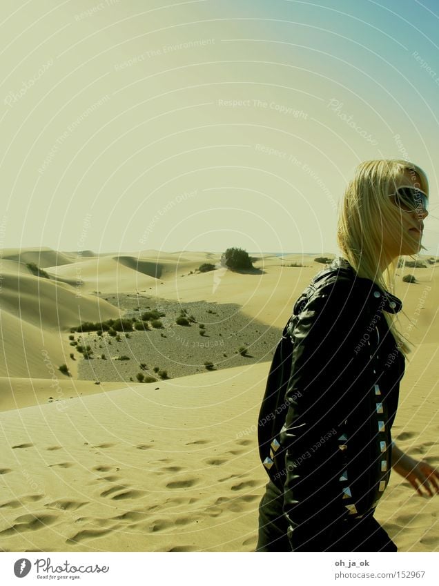 dry Woman Desert Dune Burn Hot Gran Canaria Sand Hiking Dry Blonde desert sand Sunglasses