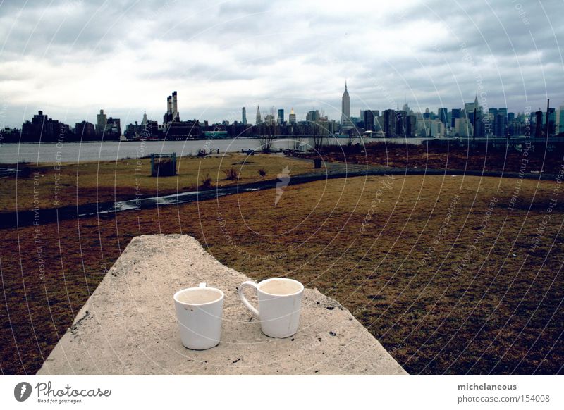 frühstück. New York City Panorama (View) Kaffee Tassen Frühstück Manhattan Brooklyn East River Wiese Park Ufer Morgen Roof Horizont Himmel Herrlichkeit Large