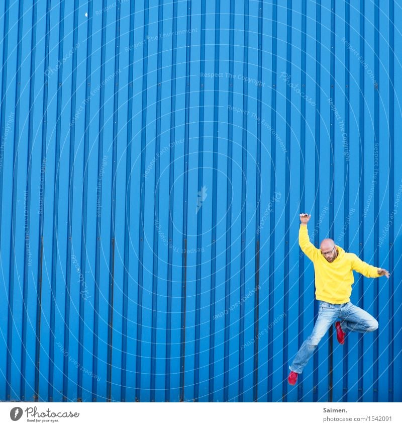colourfulness Masculine Man Adults Body 1 Human being 30 - 45 years Wall (barrier) Wall (building) Facade Athletic Joy Happy Happiness Joie de vivre (Vitality)