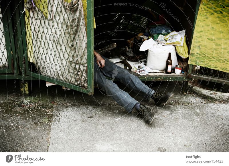 No sleep to Brooklyn Legs 1 Human being Sleep Poverty Broken Fatigue Loneliness Crisis Homeless Sordid Trash Doomed Tramp Sacrifice Colour photo Exterior shot