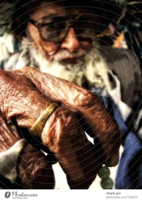 Counting Life Old Wrinkle Ring Wait Man Facial hair Hand Eyeglasses Concentrate Macro (Extreme close-up) Beard