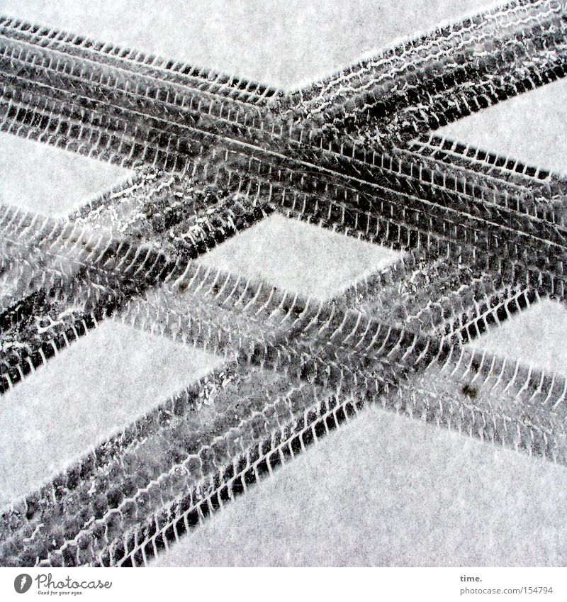 Loot paths (I) Snow Transport Street Animal tracks Transience Skid marks Impression Parallel Cross Asphalt Search Find intersect Imprint Black & white photo